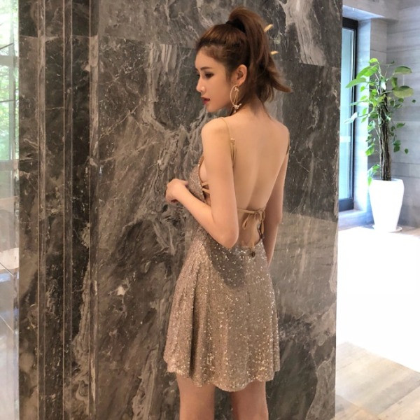 Modern rövid ruha csupasz háttal, arany és fekete színben, flitterekkel