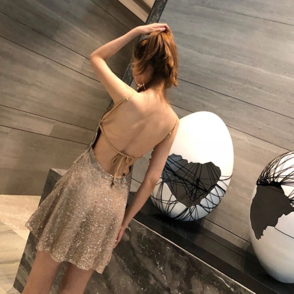 Modern rövid ruha csupasz háttal, arany és fekete színben, flitterekkel