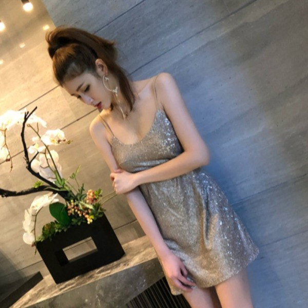 Modern rövid ruha csupasz háttal, arany és fekete színben, flitterekkel