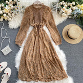 Új modell kivágott női ruha virágos motívumokkal és hosszú karral kék, sárga, fekete és bézs színben