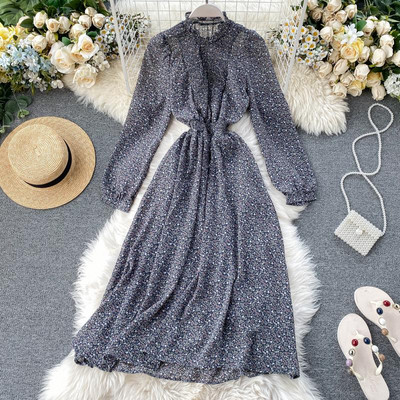 Új modell kivágott női ruha virágos motívumokkal és hosszú karral kék, sárga, fekete és bézs színben