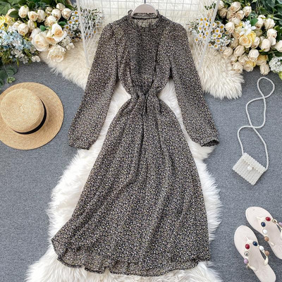 Új modell kivágott női ruha virágos motívumokkal és hosszú karral kék, sárga, fekete és bézs színben