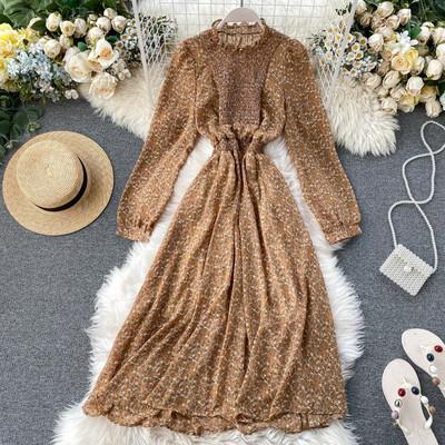 Új modell kivágott női ruha virágos motívumokkal és hosszú karral kék, sárga, fekete és bézs színben