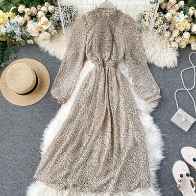 Új modell kivágott női ruha virágos motívumokkal és hosszú karral kék, sárga, fekete és bézs színben