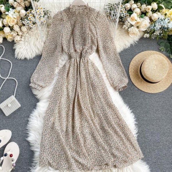 Új modell kivágott női ruha virágos motívumokkal és hosszú karral kék, sárga, fekete és bézs színben