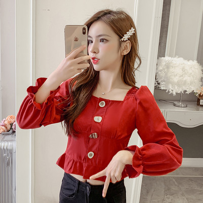 Rövid, kék és piros női blúz négyzet alakú nyakkivágással és gombokkal