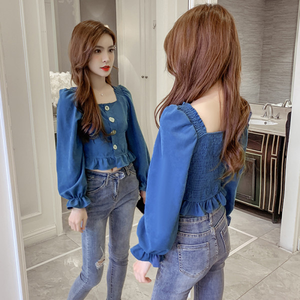 Rövid, kék és piros női blúz négyzet alakú nyakkivágással és gombokkal