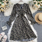 Női ruha spitz nyakkivágással és lótusz ujjú - szabású modell több színben