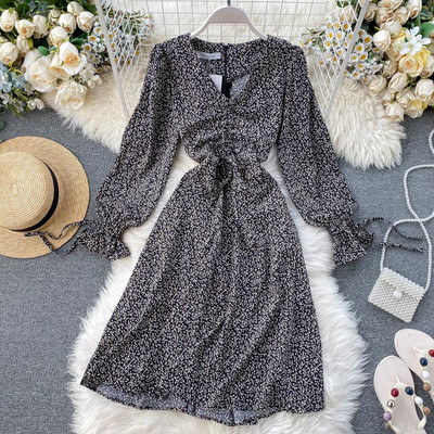 Női ruha spitz nyakkivágással és lótusz ujjú - szabású modell több színben