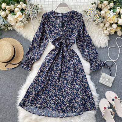 Női ruha spitz nyakkivágással és lótusz ujjú - szabású modell több színben