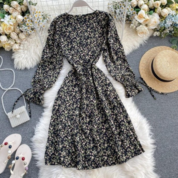 Női ruha spitz nyakkivágással és lótusz ujjú - szabású modell több színben