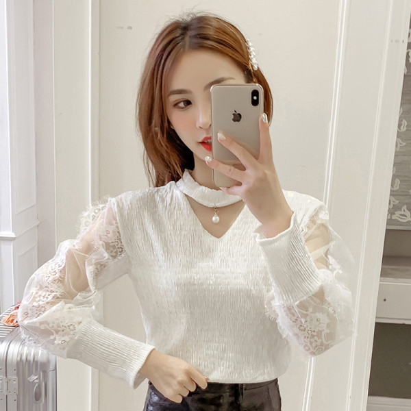 Női blúz fehér, kék és fekete színben, csipkével és V-nyakkal