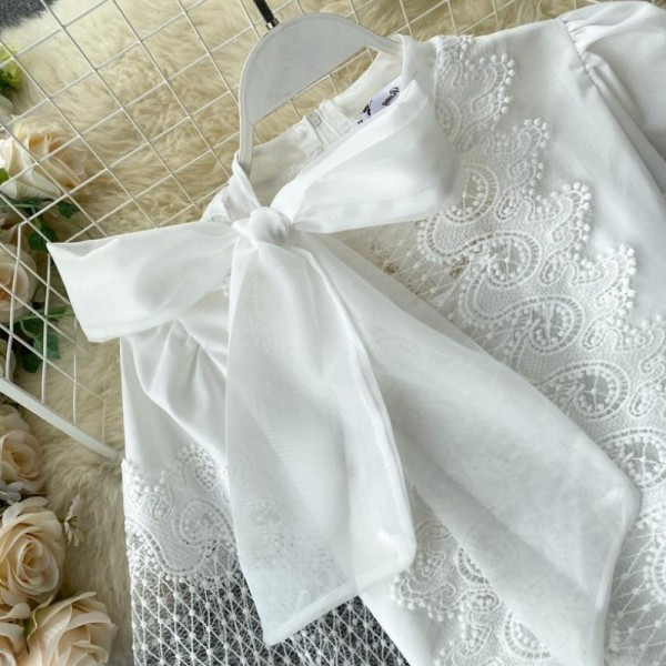 Új modell női blúz csipkével és szalaggal, fehér és fekete színben