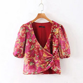 Bluză scurtă asimetrică cu decolteu în V și nasturi roz cu model floral