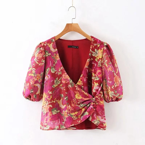 Bluză scurtă asimetrică cu decolteu în V și nasturi roz cu model floral