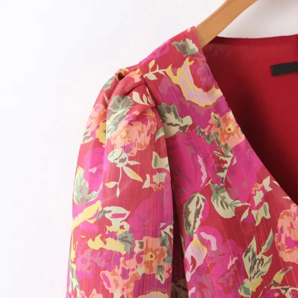 Bluză scurtă asimetrică cu decolteu în V și nasturi roz cu model floral