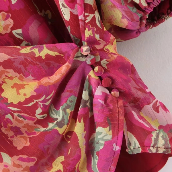 Bluză scurtă asimetrică cu decolteu în V și nasturi roz cu model floral