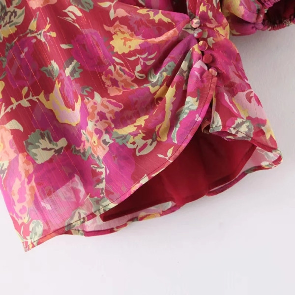 Bluză scurtă asimetrică cu decolteu în V și nasturi roz cu model floral