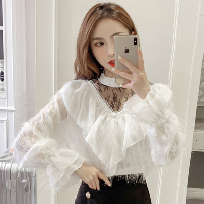 Női ing fekete, bézs és fehér színben alacsony gallérral és bojttal