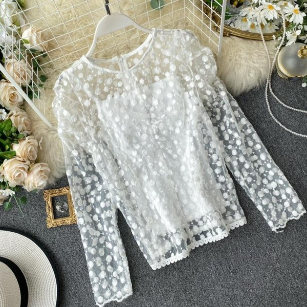 Νέο μοντέλο γυναικεία μπλούζα πουά με οβάλ ντεκολτέ και μακριά μανίκια σε λευκό, μαύρο και μπεζ χρώμα