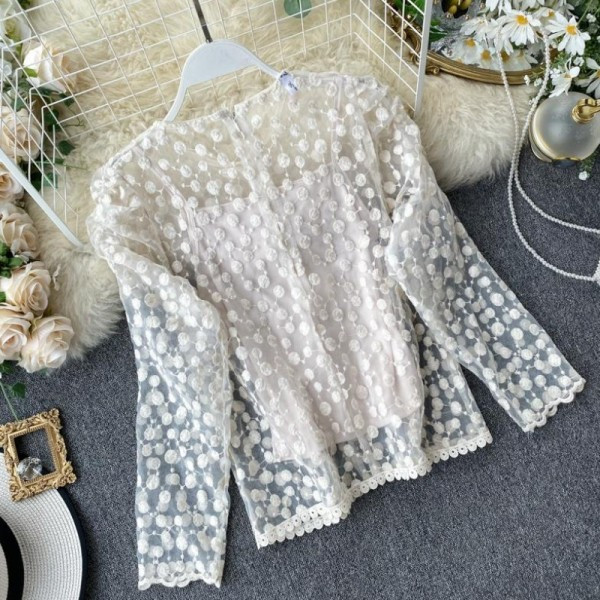 Νέο μοντέλο γυναικεία μπλούζα πουά με οβάλ ντεκολτέ και μακριά μανίκια σε λευκό, μαύρο και μπεζ χρώμα