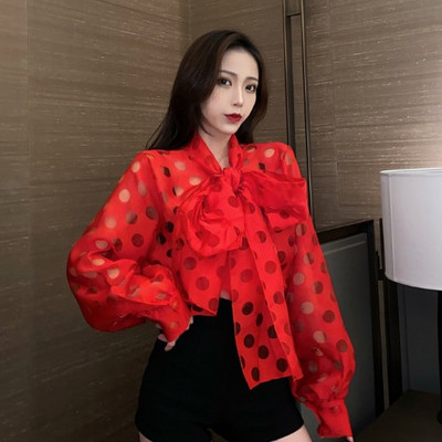 Modern női sifon ruha szalaggal a gallérján piros és fekete színben