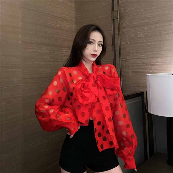 Modern női sifon ruha szalaggal a gallérján piros és fekete színben