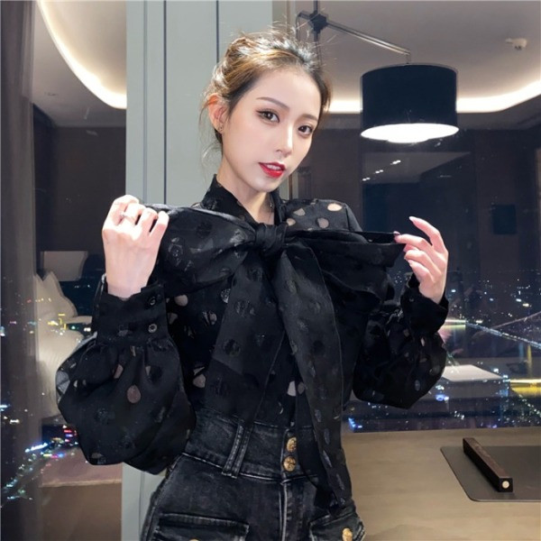 Modern női sifon ruha szalaggal a gallérján piros és fekete színben