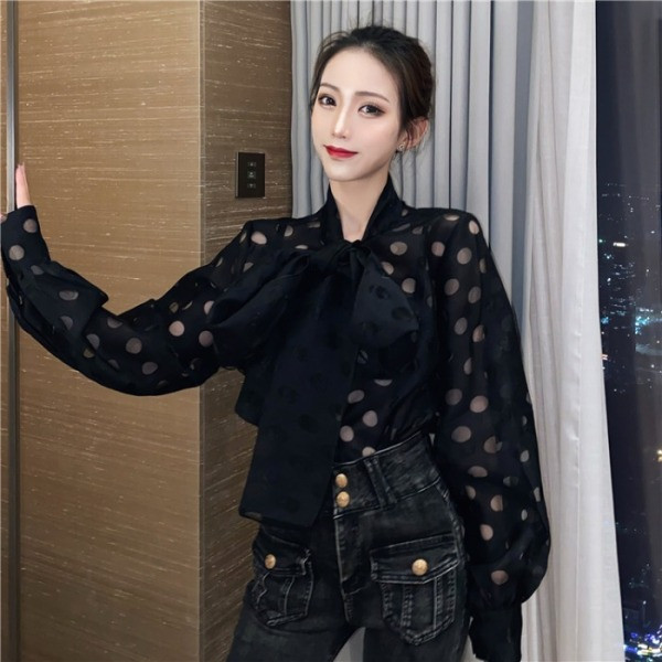 Modern női sifon ruha szalaggal a gallérján piros és fekete színben