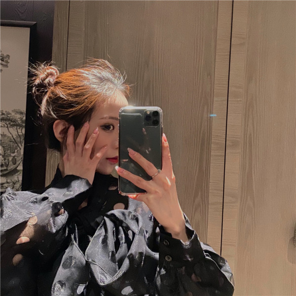 Modern női sifon ruha szalaggal a gallérján piros és fekete színben