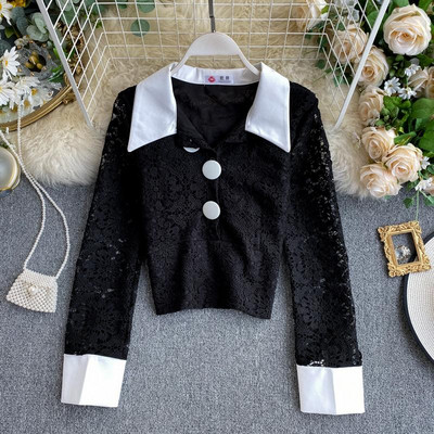 Új modell női csipkeblúz klasszikus gallérral és gombokkal fehér és fekete színben