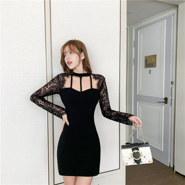 Rövid, testhezálló fekete ruha csipkeujjakkal