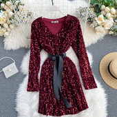 Új modell női ruha flitterekkel, övvel és spitz nyakkivágással piros, fehér és fekete színben