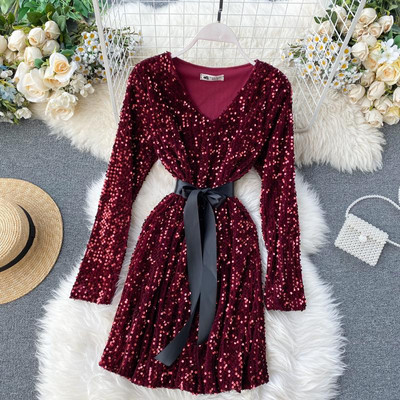 Új modell női ruha flitterekkel, övvel és spitz nyakkivágással piros, fehér és fekete színben