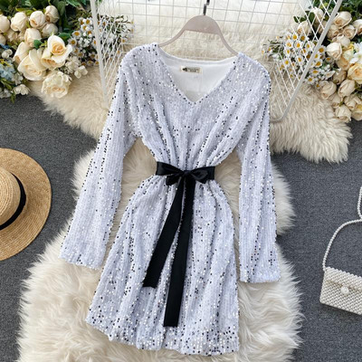 Új modell női ruha flitterekkel, övvel és spitz nyakkivágással piros, fehér és fekete színben