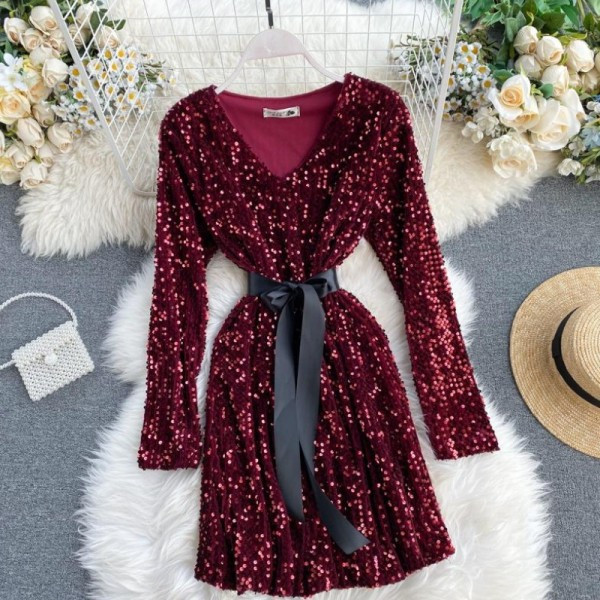 Új modell női ruha flitterekkel, övvel és spitz nyakkivágással piros, fehér és fekete színben