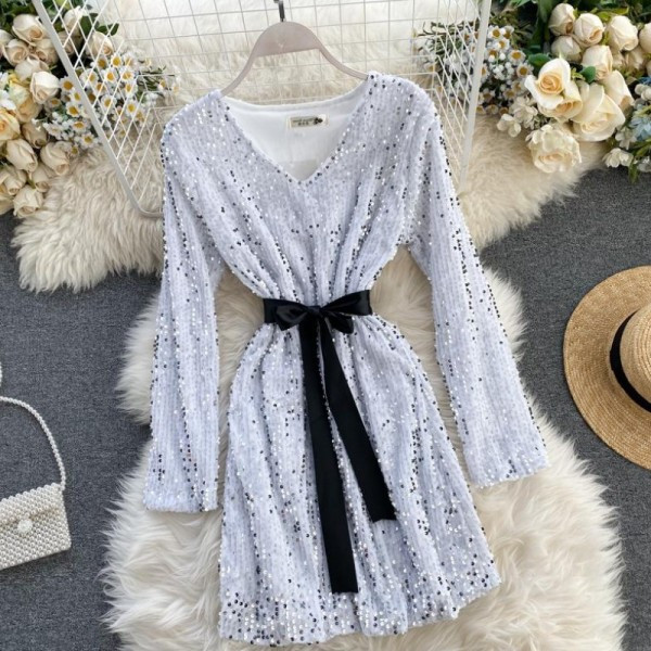 Új modell női ruha flitterekkel, övvel és spitz nyakkivágással piros, fehér és fekete színben