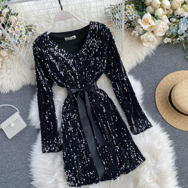 Új modell női ruha flitterekkel, övvel és spitz nyakkivágással piros, fehér és fekete színben