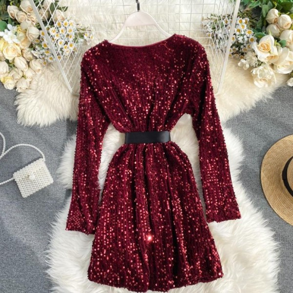 Új modell női ruha flitterekkel, övvel és spitz nyakkivágással piros, fehér és fekete színben