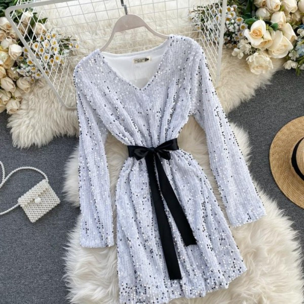 Új modell női ruha flitterekkel, övvel és spitz nyakkivágással piros, fehér és fekete színben