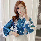 Női bársonying kék, fehér és fekete színben, csipkével és alacsony gallérral