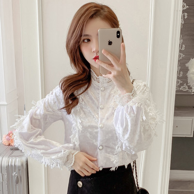 Női bársonying kék, fehér és fekete színben, csipkével és alacsony gallérral