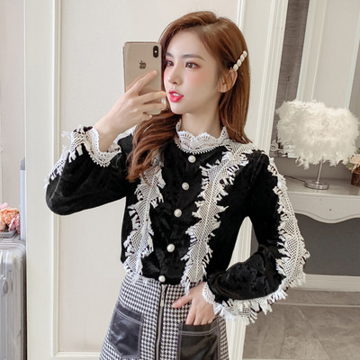 Női bársonying kék, fehér és fekete színben, csipkével és alacsony gallérral