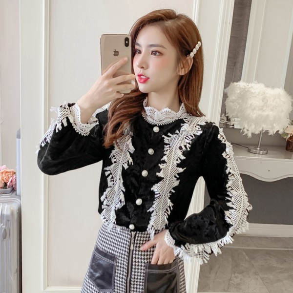 Női bársonying kék, fehér és fekete színben, csipkével és alacsony gallérral