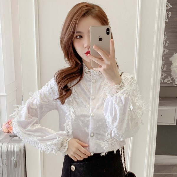 Női bársonying kék, fehér és fekete színben, csipkével és alacsony gallérral