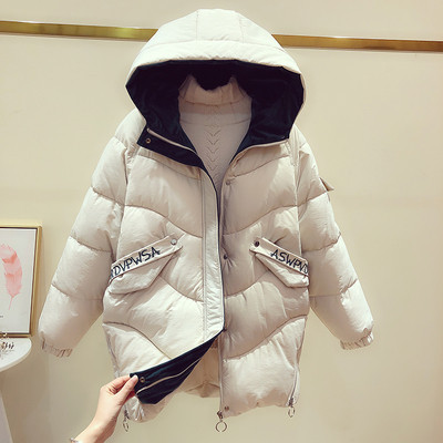 Női téli kabát kapucnival, a zsebén fekete, zöld és fehér felirattal