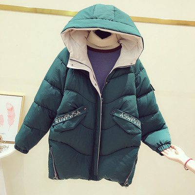 Női téli kabát kapucnival, a zsebén fekete, zöld és fehér felirattal