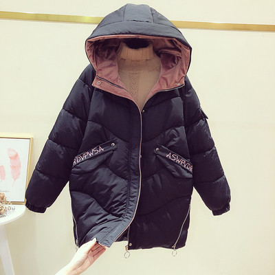 Női téli kabát kapucnival, a zsebén fekete, zöld és fehér felirattal