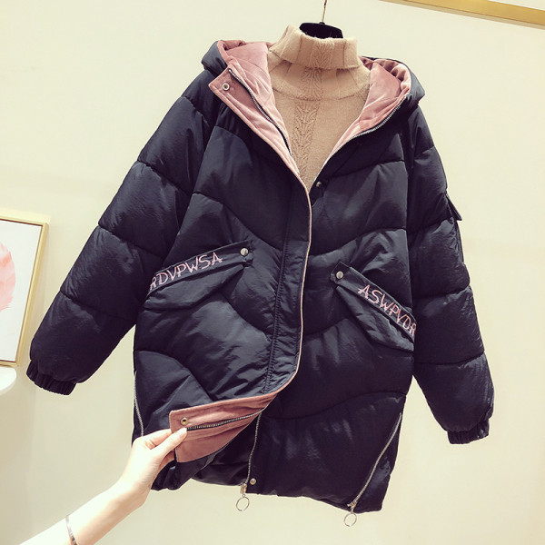 Női téli kabát kapucnival, a zsebén fekete, zöld és fehér felirattal