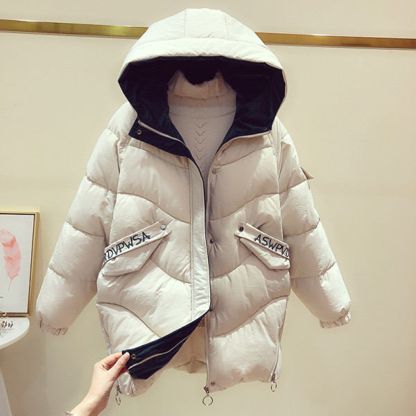 Női téli kabát kapucnival, a zsebén fekete, zöld és fehér felirattal